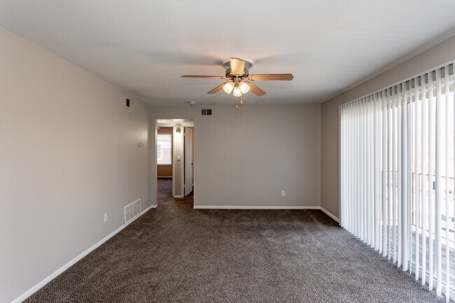 2BR, 1BA - 870 SF - Highpointe Apartments