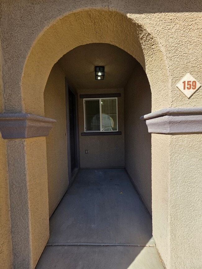 Building Photo - Newly renovated town home features 3 bedro...
