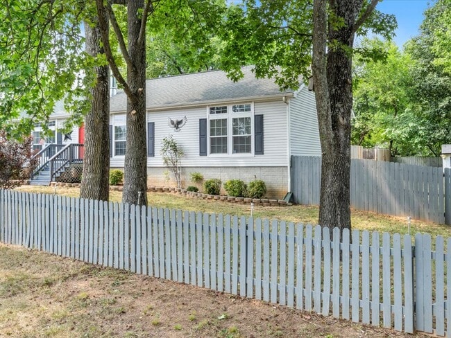 Building Photo - 5010 Blake Dr