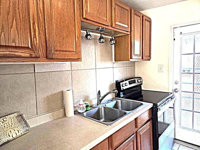 Foto del edificio - 9172 Orchid Dr