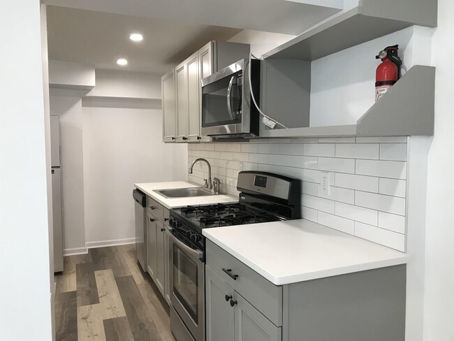 Building Photo - 348 1st St