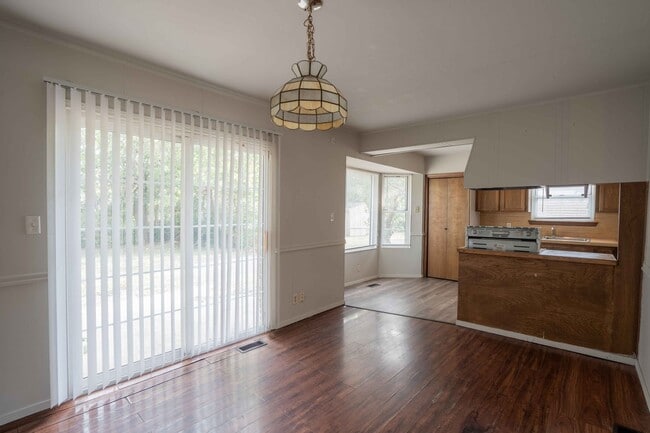 Building Photo - Stunning 3 Bed 1.5 Bath in amazing area