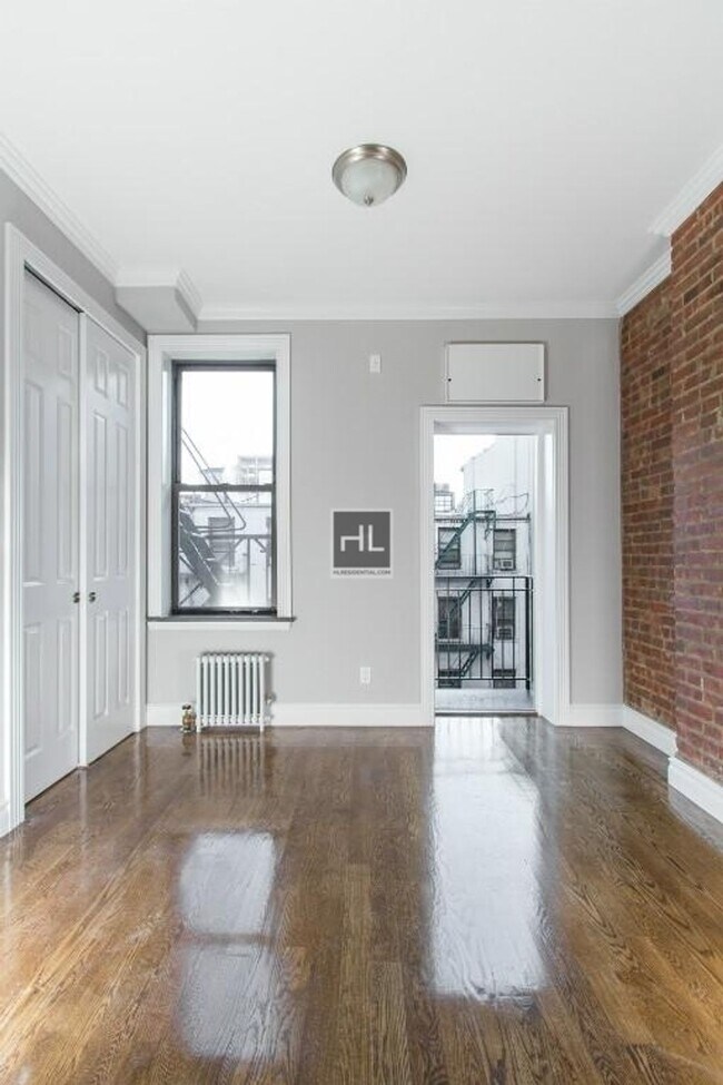 Building Photo - MOTT ST.