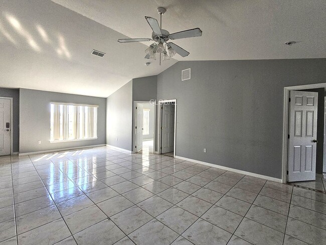 Foto del edificio - Spacious 4-Bedroom Home with Pool - July 10th move in date
