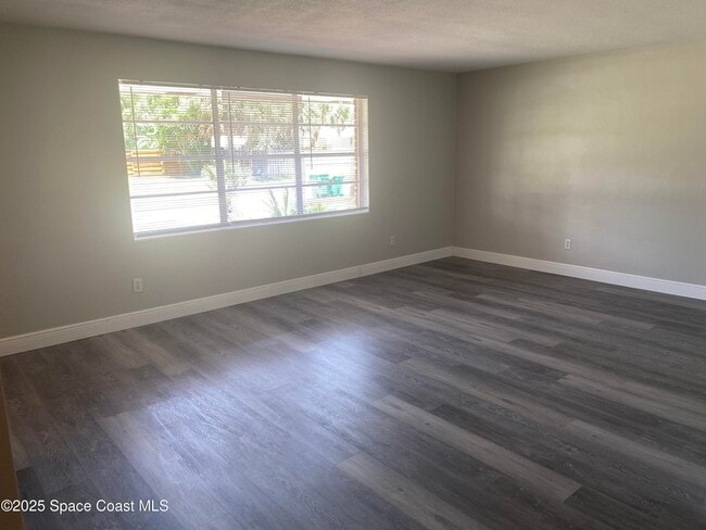 Building Photo - 675 Rosada St