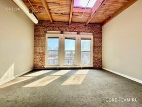 Building Photo - 308 W 8th St
