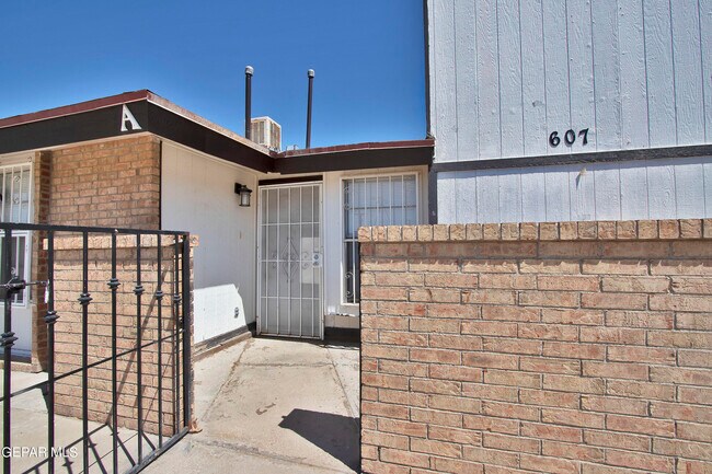 Building Photo - 607 White Cliffs Dr