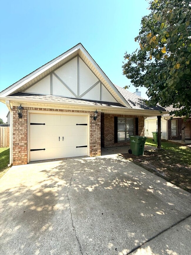 Building Photo - 6641 Ridgeview Cir