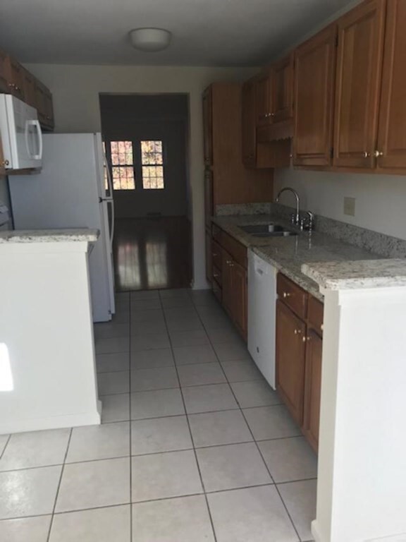 Building Photo - 70 Laurelwood Dr