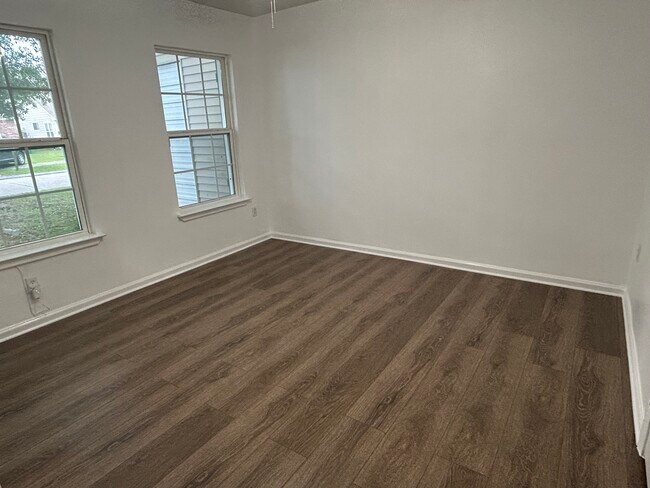 Foto del edificio - 5315 Cross Creek Dr
