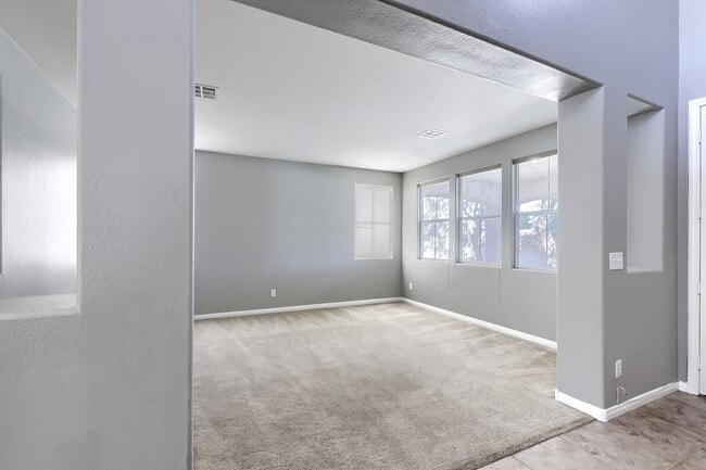 Building Photo - 10432 Holloway Heights Ave