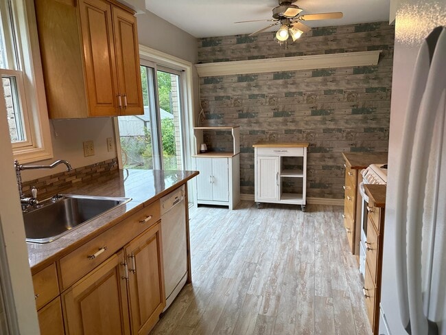 Building Photo - 244 Ridgewood Rd