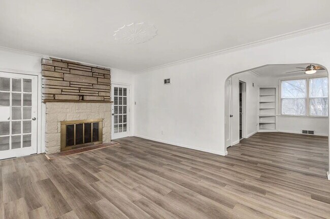 Foto del edificio - "Cozy 2-Bedroom, 1 bath Retreat with Fireplace Charm!"  One car garage, section 8 ok.