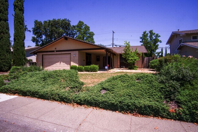 Foto del edificio - Spacious 4BR/2BA Family Home Near Top Schools