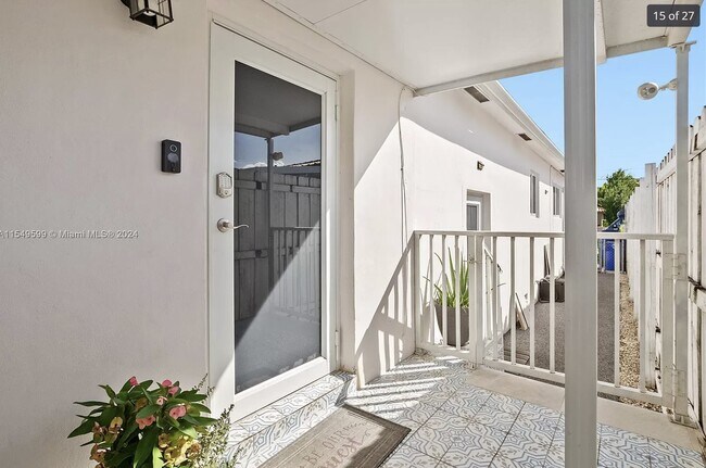 Foto del edificio - 5819 SW 4th St
