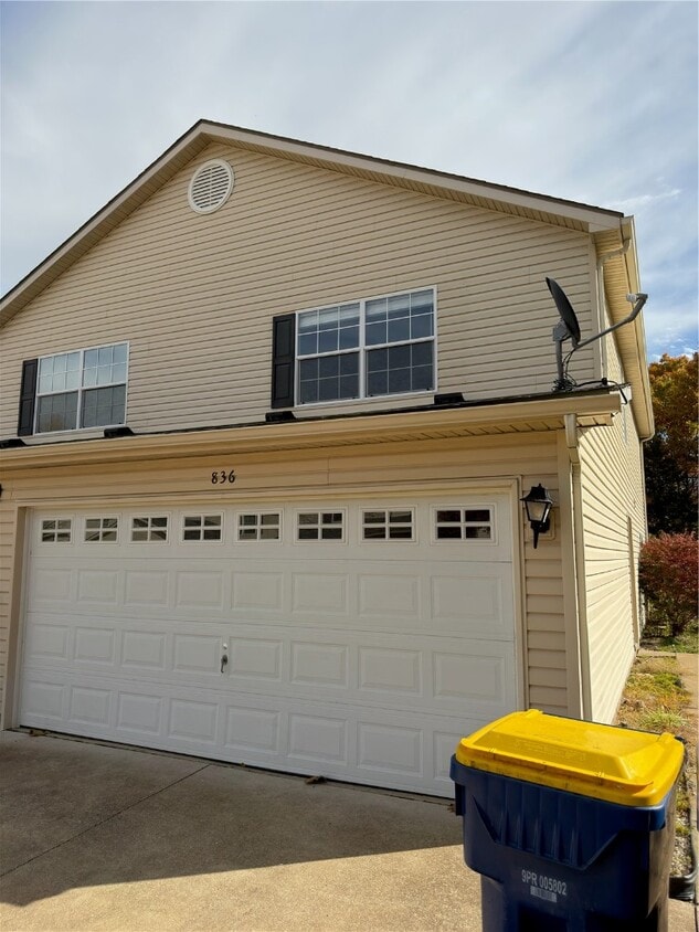 Building Photo - 836 Woodside Creek Dr