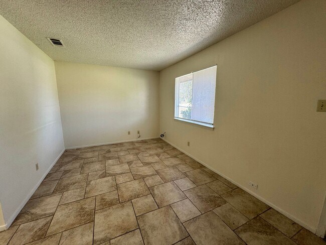 Building Photo - 2211 Cascade Dr