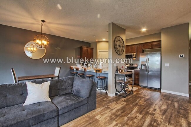 Building Photo - 3 Bed, 2.5 Bath Overlooking Gee Creek Gree...