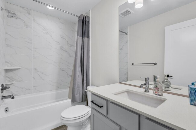 Building Photo - Modern and Spacious Lynnwood Condo