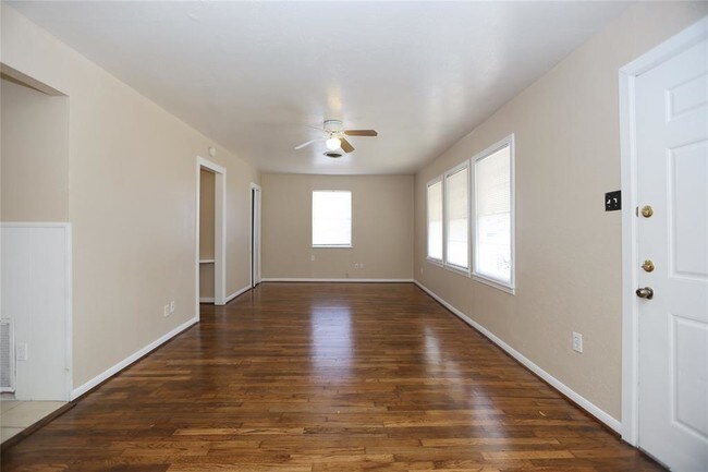 Building Photo - 1726 Du Barry Ln