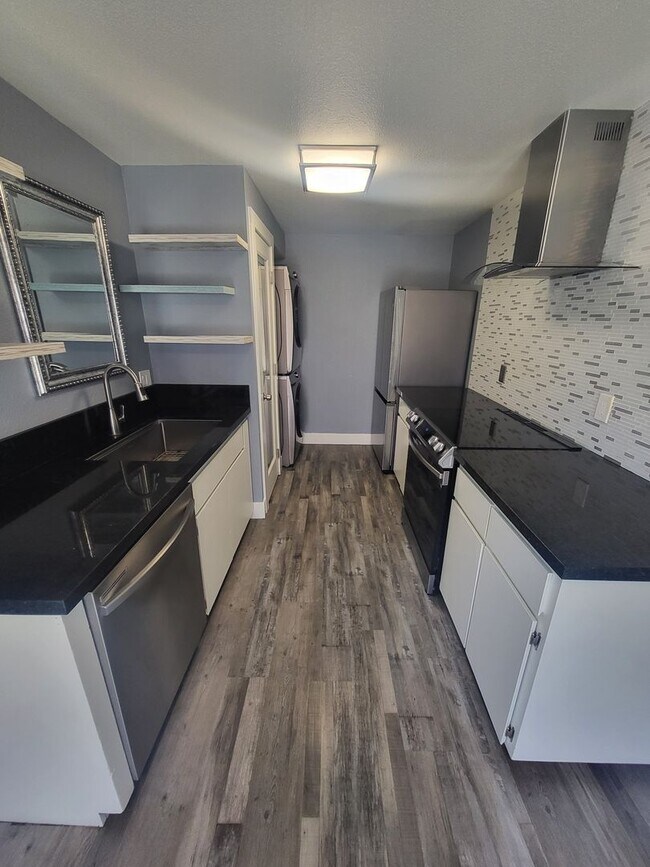 Building Photo - Gorgeous & Modern - 3410 Woodside Dr. Cars...