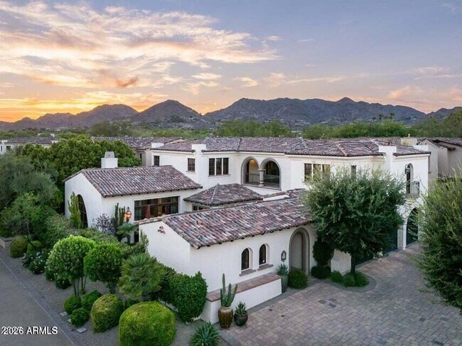 Foto del edificio - 4949 E Lincoln Dr