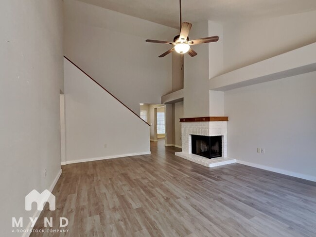 Building Photo - 634 N Quartz St