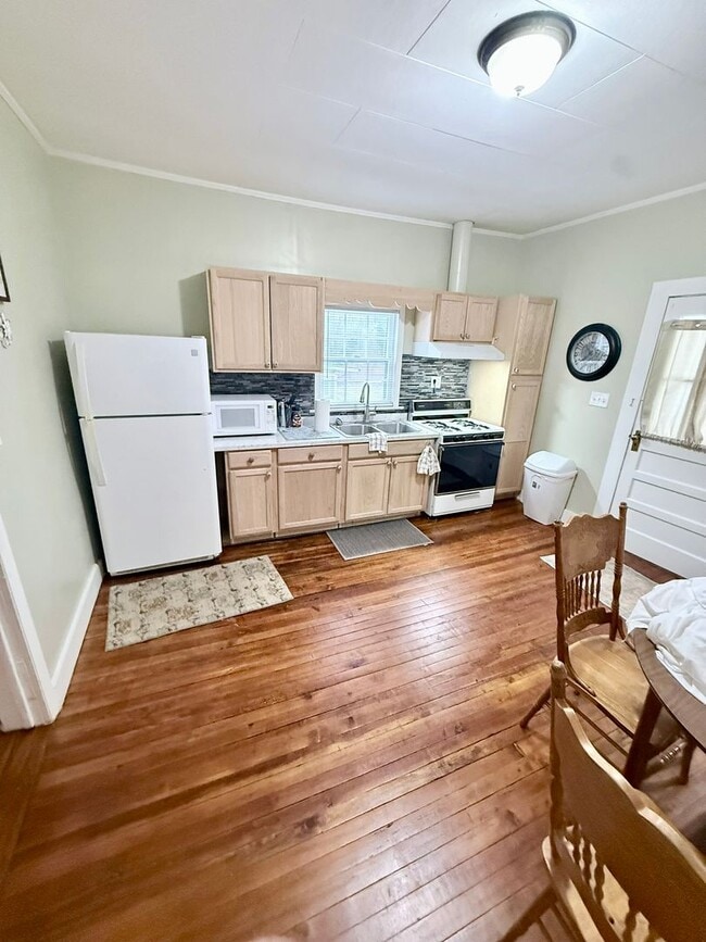 Building Photo - 224 S Peter St