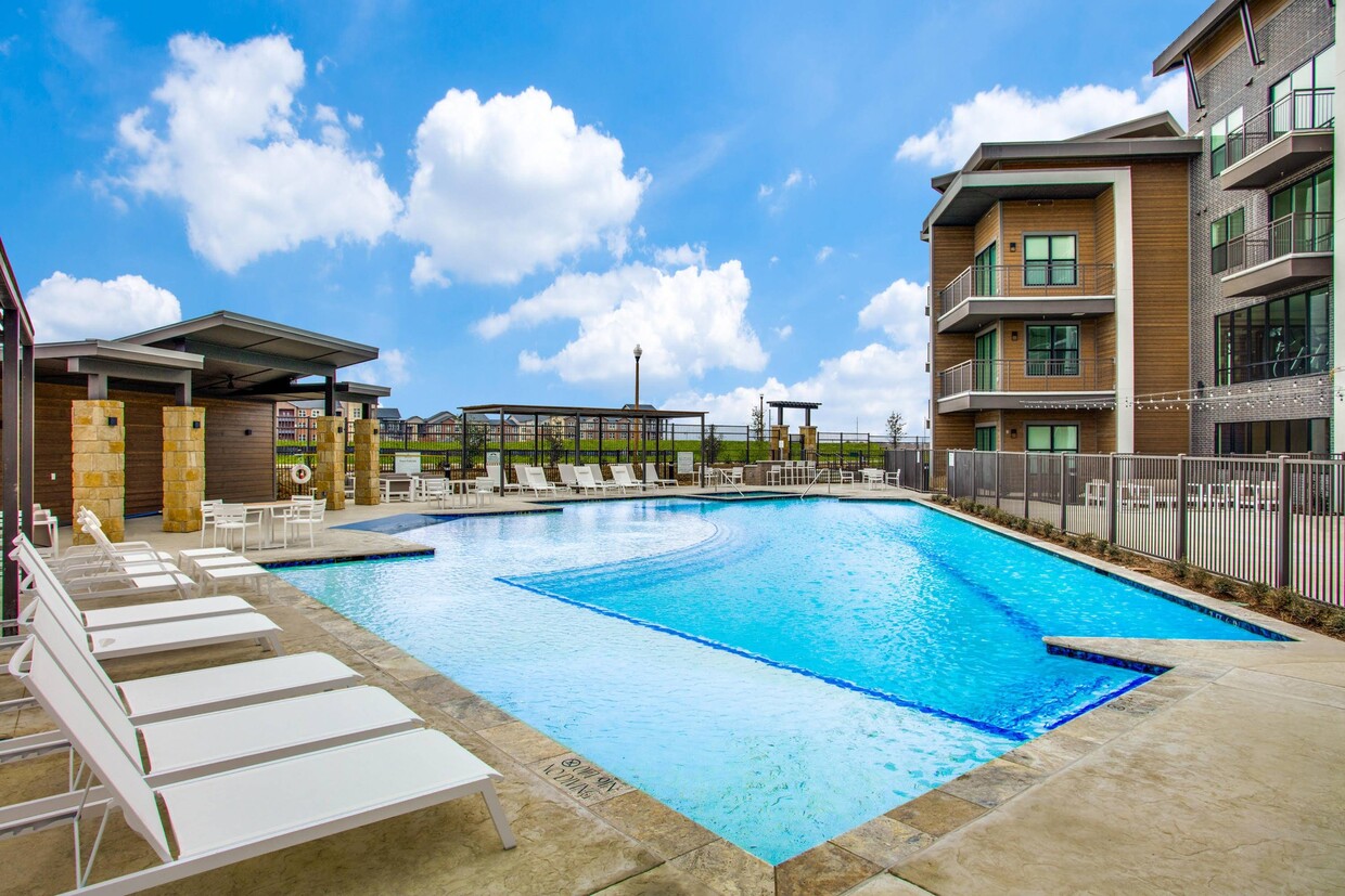 Piscina con estilo de centro turístico en comunidad para personas mayores en Denton - The Vista at Rayzor Ranch