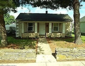 Building Photo - 722 Moore Ave