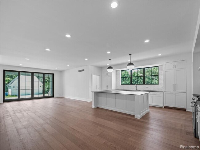 Foto del edificio - 887 Redding Rd