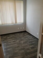 Building Photo - 1401 W 40th Ave