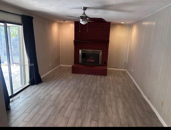 Foto del edificio - 168 Westwood Dr