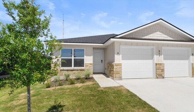 Building Photo - 911 Sevenleaf Ln