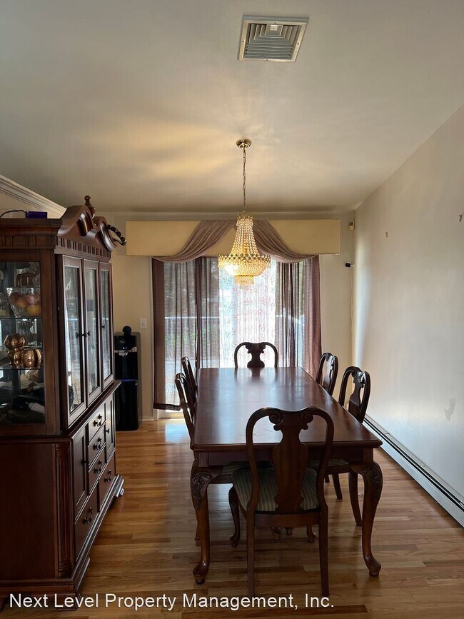 Building Photo - 3 br, 2 bath House - 32 Saratoga Road