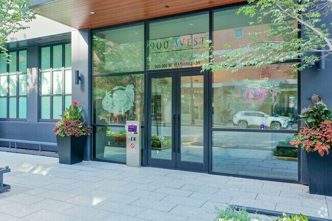 Entrada - 900 W Washington Blvd