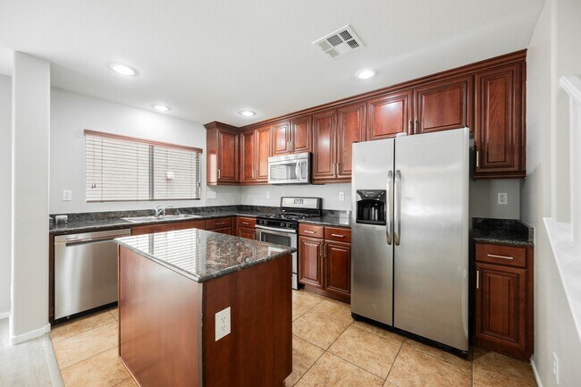 Building Photo - 3 Bedroom, 2.5 Bath Two Story Home in Sout...