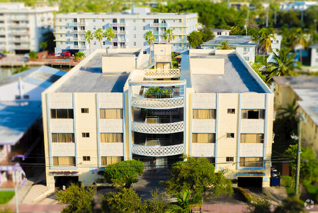 Building Photo - Marseille Apts