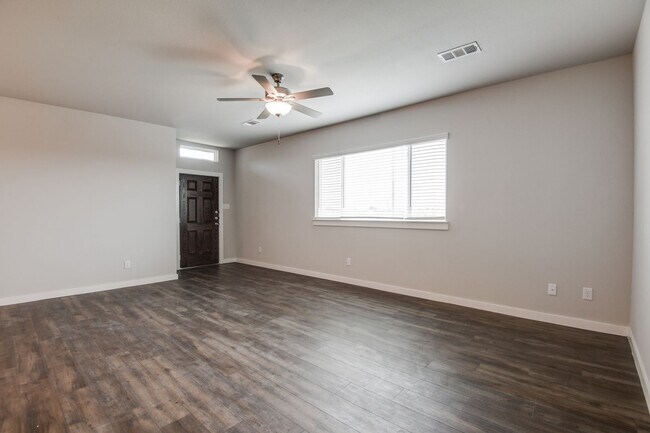 Foto del edificio - AVAILABLE NOW! GORGEOUS 3 BEDROOM DUPLEX L...