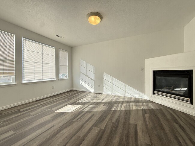 Building Photo - 5601 4015 W