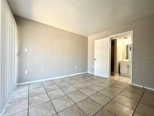 Building Photo - 5211 N Tamiami Trl