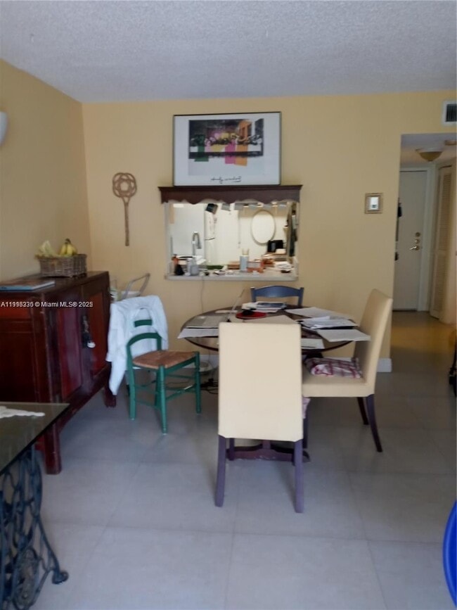 Building Photo - 9350 Fontainebleau Blvd