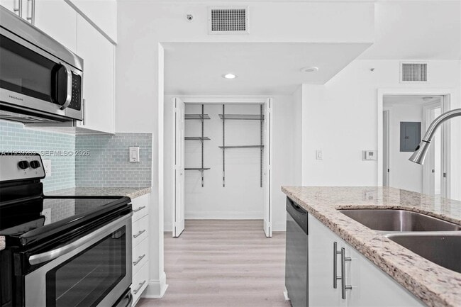 Building Photo - 1155 Brickell Bay Dr