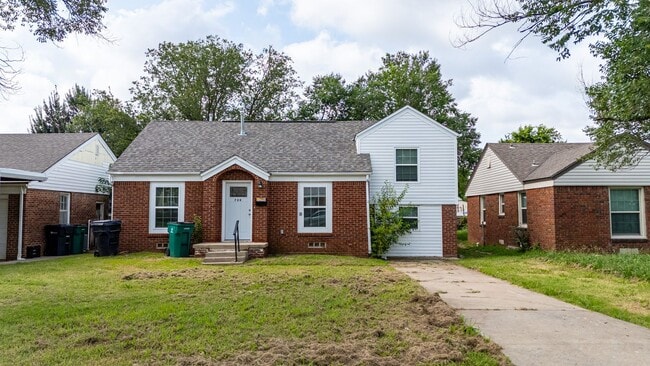 Building Photo - Spacious 3 Bedroom House