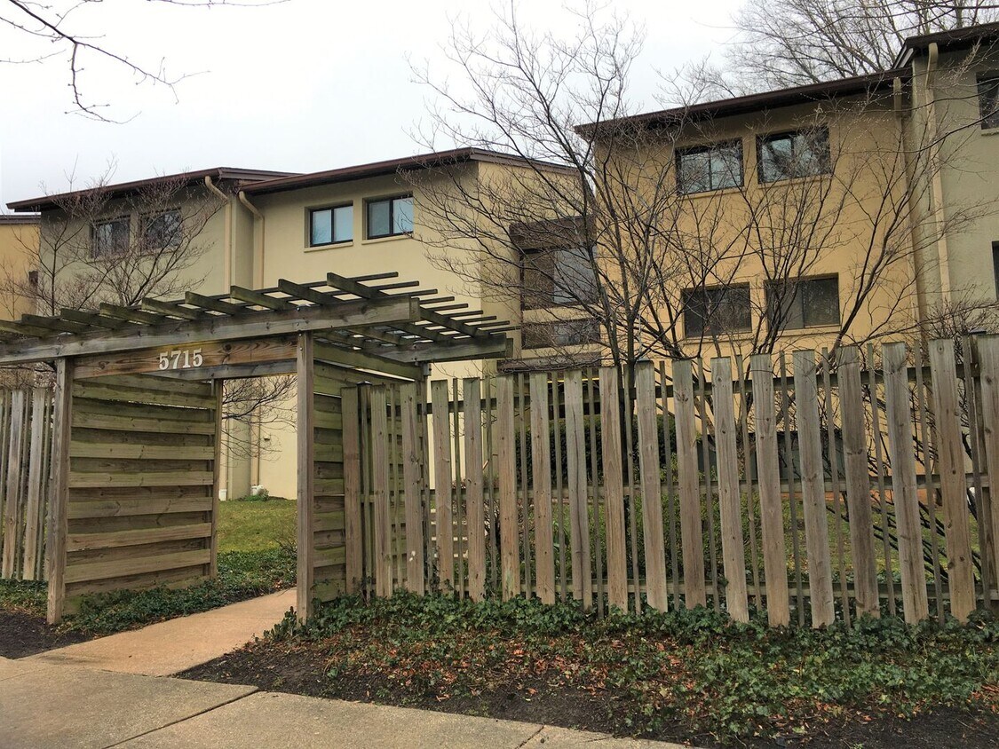 Primary Photo - Quaint 1 BR Condo in Columbia with Sunroom!