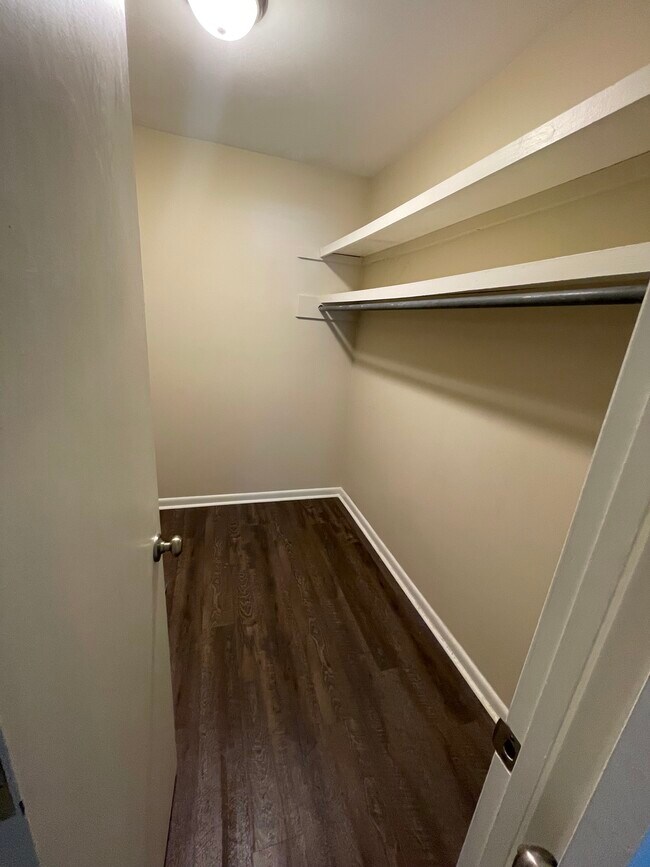 Gran vestidor - 2601 Hillsboro Pike