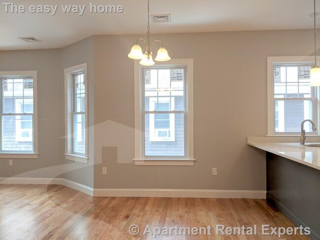 Building Photo - Medford/Tufts 3 Bedrooms, 2 baths - Parkin...