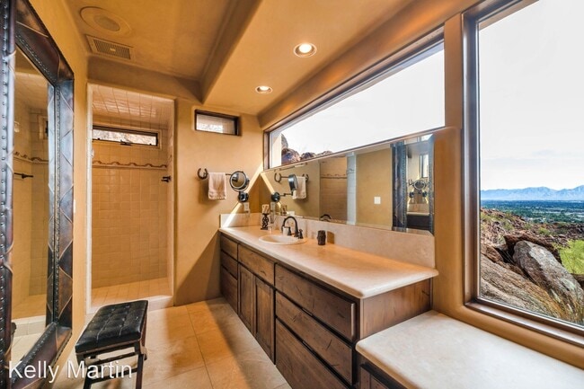Building Photo - 3 br, 4.5 bath House - 5810 E Cholla Lane