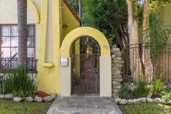 Entrada - 632 N Sycamore Ave