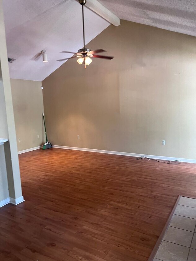 Foto del edificio - Beautiful 2nd floor condo with vaulted cei...